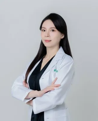 謝瑋綾藥師提醒，緩瀉劑主要分為膨脹型、刺激型、滲透型與糞便軟化劑四大類，使用前務必諮詢專業藥師或醫師，依據個人情況並按照仿單或醫囑使用。改善便秘應從根本做起，例如增加膳食纖維攝取、補充益生菌、養成規律的排便習慣、增加水分攝取、適量運動促進腸胃蠕動，不應過度依賴藥物。如有長期便秘問題甚至合併大便帶血或黏液，務必及早就醫檢查。