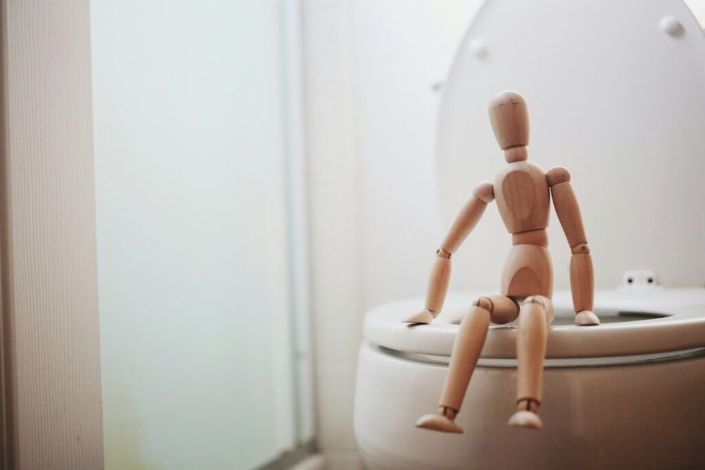 便秘吃什麼 https://unsplash.com/photos/brown-wooden-doll-on-white-ceramic-toilet-bowl-XatMS2NXIpo?utm_content=creditCopyText&utm_medium=referral&utm_source=unsplash