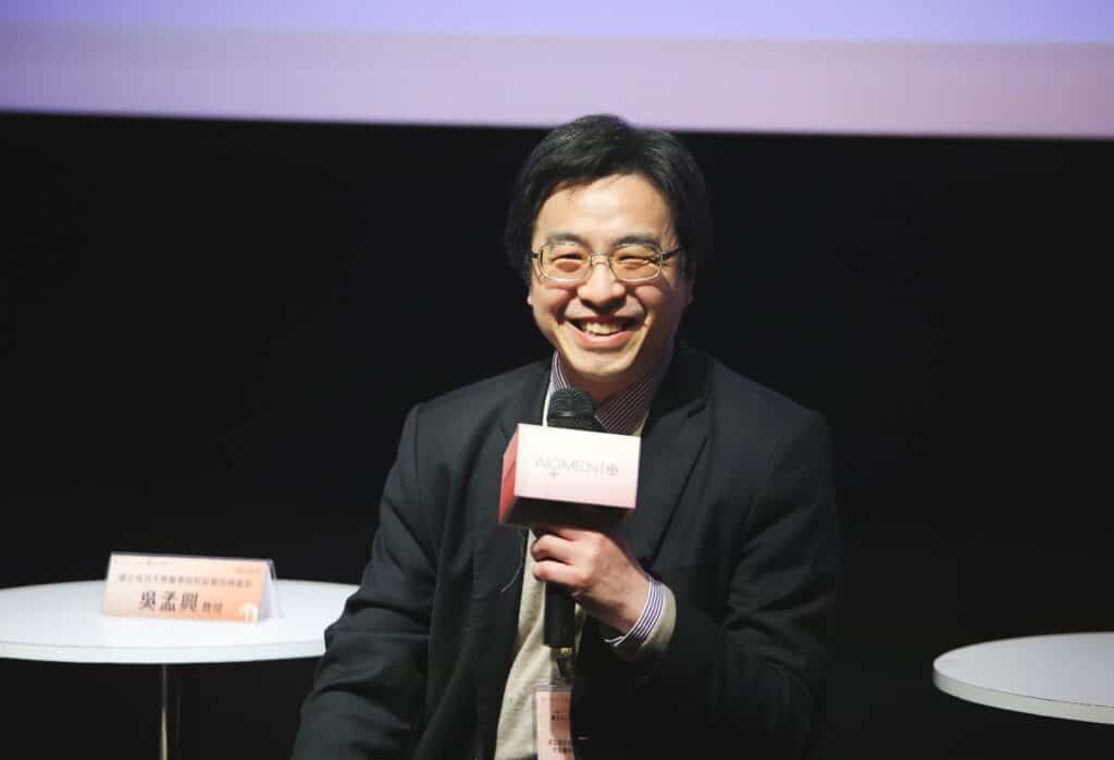 吳孟興醫師指出，避孕藥與荷爾蒙補充扮演著重要的角色，而口服避孕藥發展至今透過各種實證研究，已明確證實對於月經週期、緩解經痛、改善經血過多和青春痘等問題有幫助。例如複合性口服避孕藥含有雌激素和黃體素，透過抑制排卵達到避孕效果；而單純黃體素的避孕藥則能減少部分與雌激素相關的副作用。