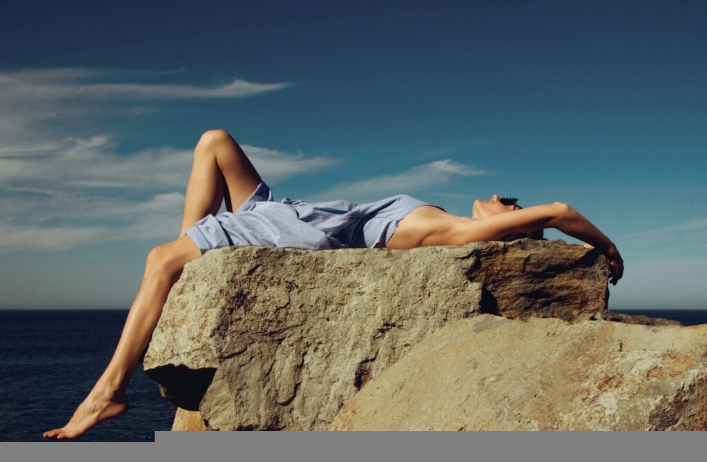 健康習慣https://unsplash.com/photos/woman-in-blue-denim-shorts-lying-on-brown-rock-during-daytime-9c2M47kYkQ0?utm_content=creditCopyText&utm_medium=referral&utm_source=unsplash