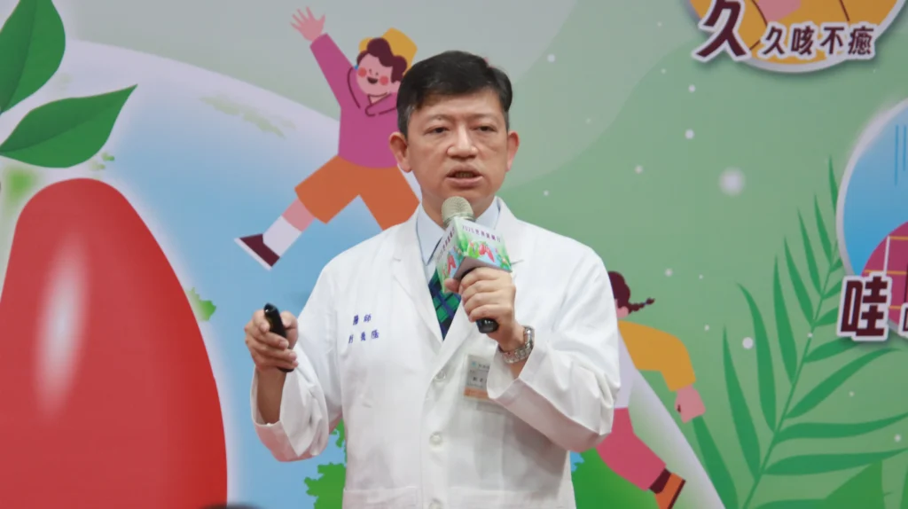 劉景隆醫師指出，台灣嚴重氣喘患者每年發作率為1.41%，逾2成需長期口服類固醇，比例高於亞洲平均。國內調查顯示，中重度患者若僅使用緩解型吸入劑，急診與住院率高出抗發炎治療者許多。特別是中度患者口服類固醇使用率高出近三倍，凸顯依指引採抗發炎策略為控制病情的關鍵