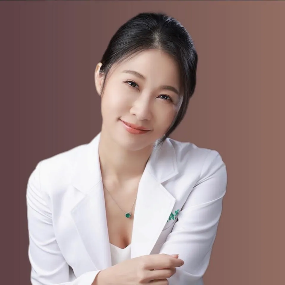 簡詩敏藥師指出，無論人工或天然香氛，都可能透過吸入與皮膚進入身體，引發氣喘、荷爾蒙失衡、皮膚過敏與神經刺激。研究也證實，精油中的某些成分與男性女乳症、皮膚炎等問題相關。此外，商業場域中的「嗅覺行銷」進一步增加了暴露機會與風險。藥師建議，包括過敏體質、孕婦、幼兒等高風險族群，應選擇「無香精」、「低敏」產品，減少不必要的香氛負擔。無香生活，才是真正對健康最友善的選擇。