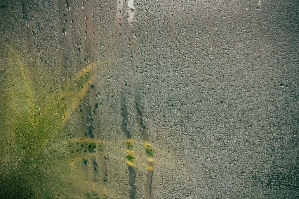 室內濕度不論太高或太低對人的影響都不好，保持適當濕度很重要 / Photo by Nipun Haldar on Unsplash