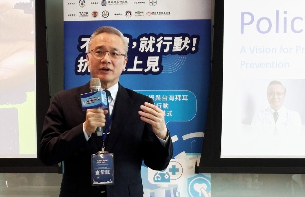 查岱龍醫師指出,台灣收治的癌症病患中,晚期攝護腺癌病患約佔總數的1/3,若加上第三期患者已超過半數,目前只有早期癌症有治癒機會,一旦進展晚期只能以延長存活、提升生活品質為主。