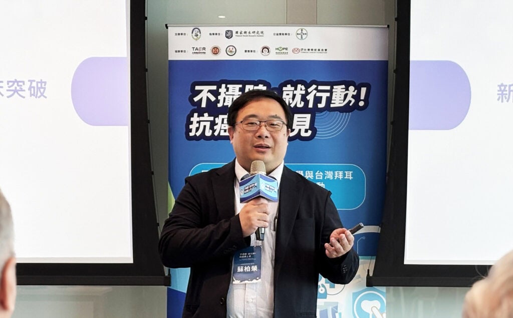 蘇柏榮醫師指出,攝護腺癌治療已從傳統化療進展至新型口服荷爾蒙抑制劑,建議治療策略前移至去勢敏感性期,以延長存活時間。若等到轉為去勢抗性期,中位存活僅約18個月,新藥效益有限。健保目前已給付高風險族群合併治療,並建議初診即進行基因檢測,提升後續治療規劃。