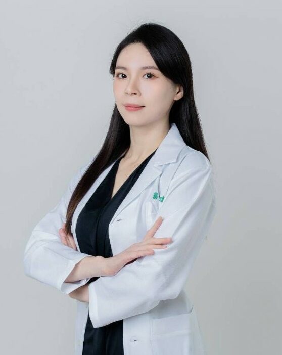 謝瑋綾藥師，丁丁藥局學術藥師，用最淺顯的文字與最專業的藥學知識守護社區健康大小事。