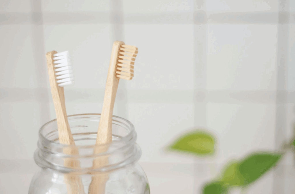 透明瓶子裡有兩根牙刷