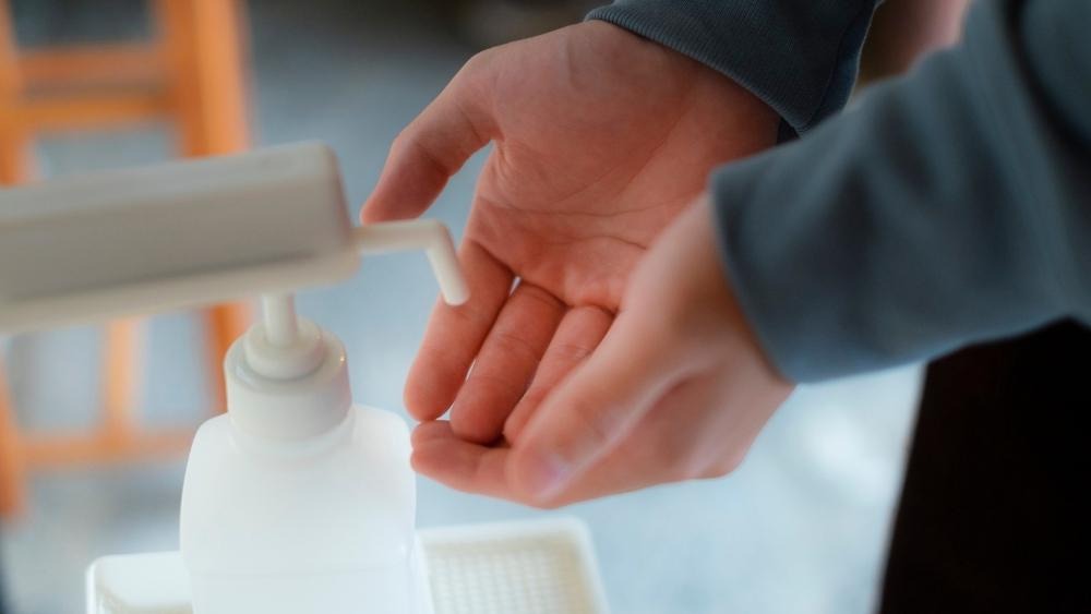 酒精洗手就夠了嗎？一起來破解腸病毒的無膜結構與腸道防衛戰