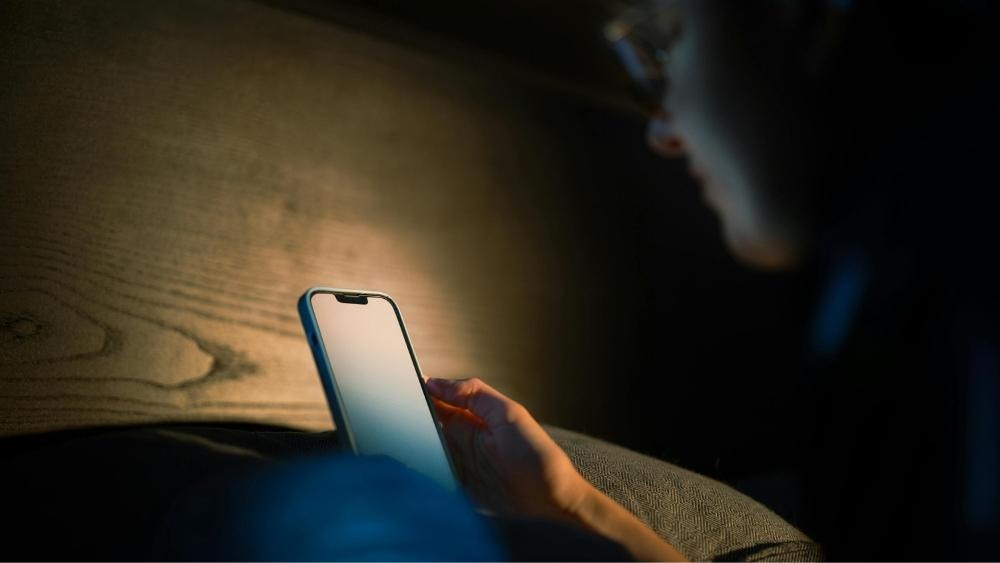 年輕族群睡眠負債危機：滑手機 vs 生理時鐘失調